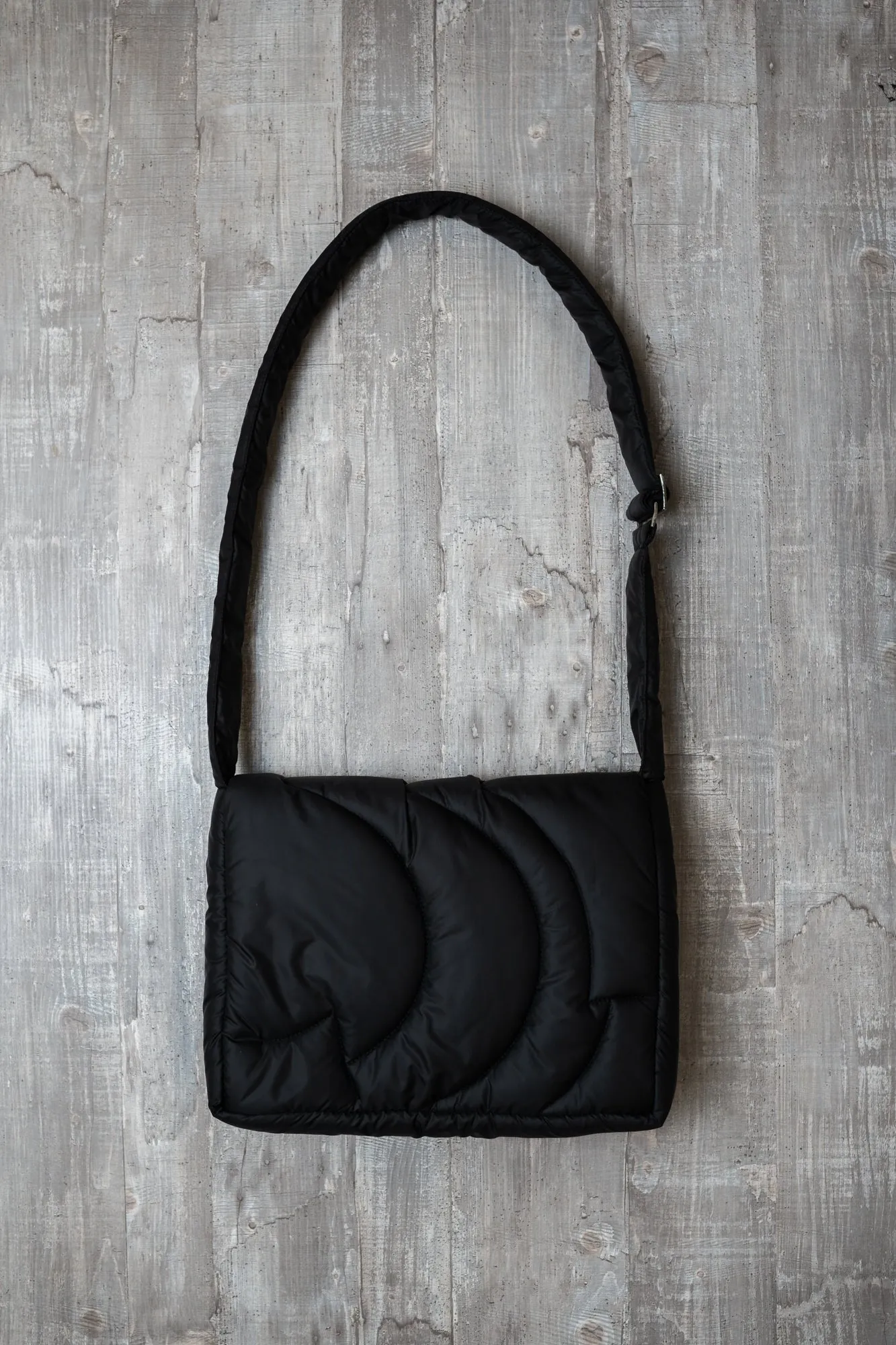 BLACK PUFFER BAG