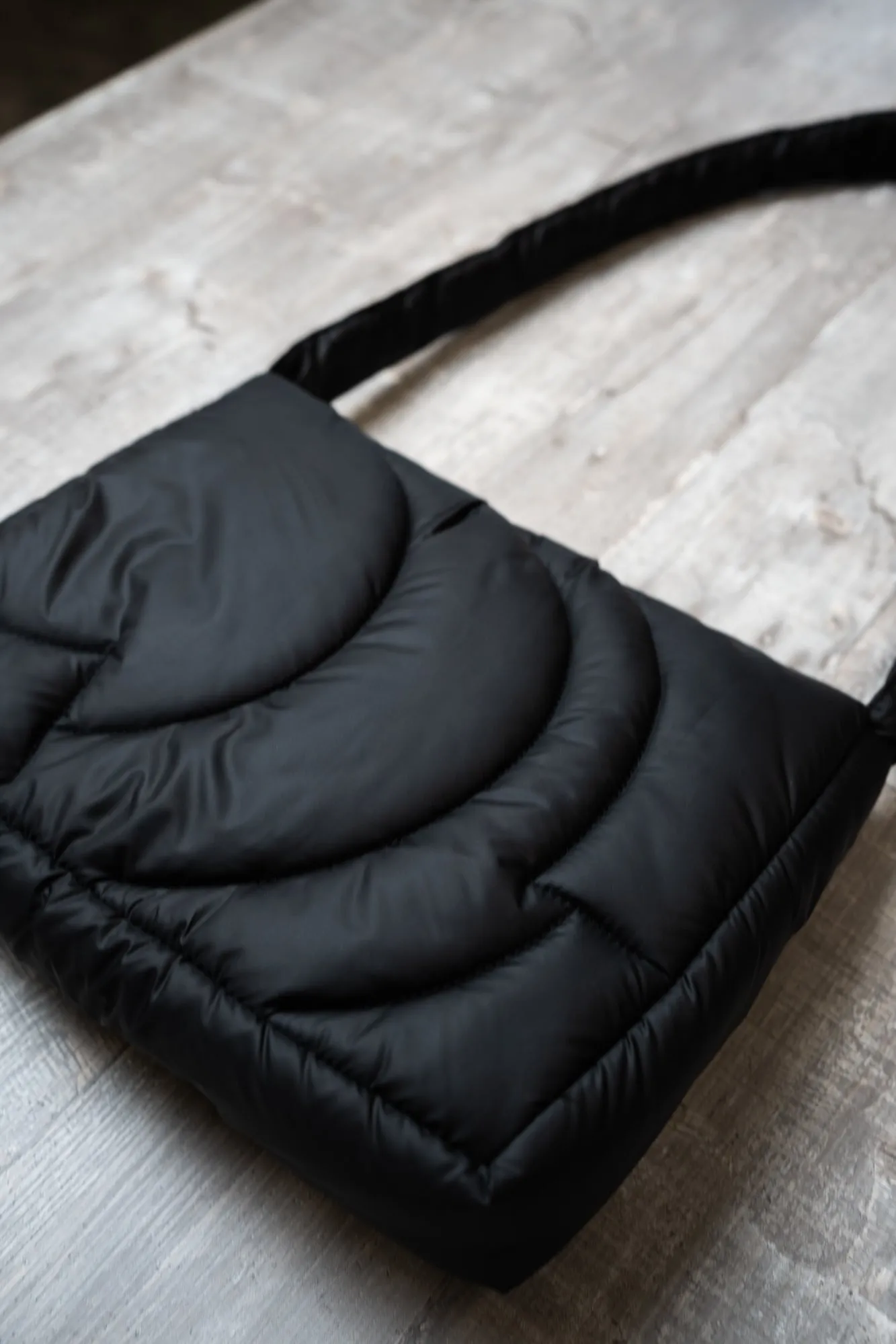 BLACK PUFFER BAG